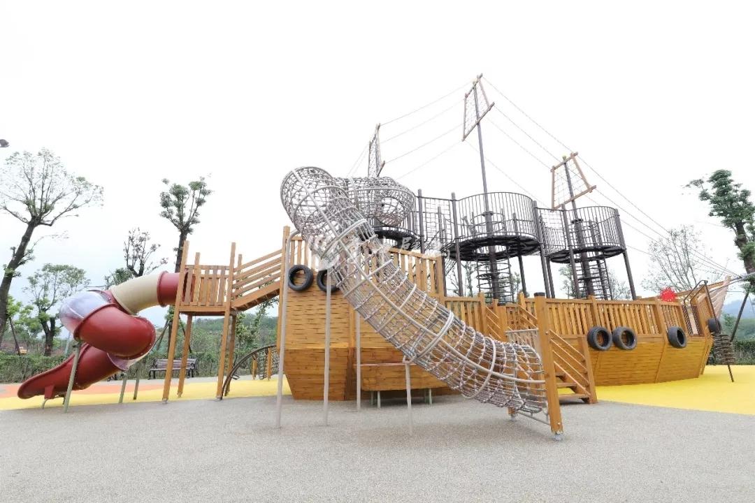 重慶楓香湖兒童公園有多款滑梯。(互聯網)