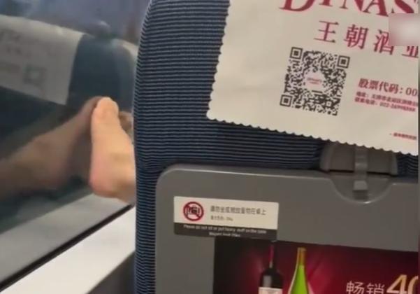 男童在高鐵上用腳不斷拍打車窗。(互聯網)