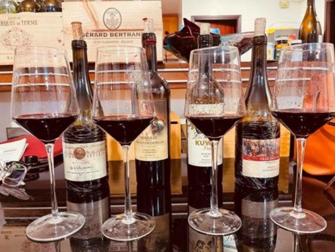 鑫蜜兒│鑫蜜兒為你準備不同口味的紅酒、香檳及氣泡酒,一口月餅配襯適合的美酒,隨即將美味加倍昇華!無論送禮、自用,同樣得體又滿足!