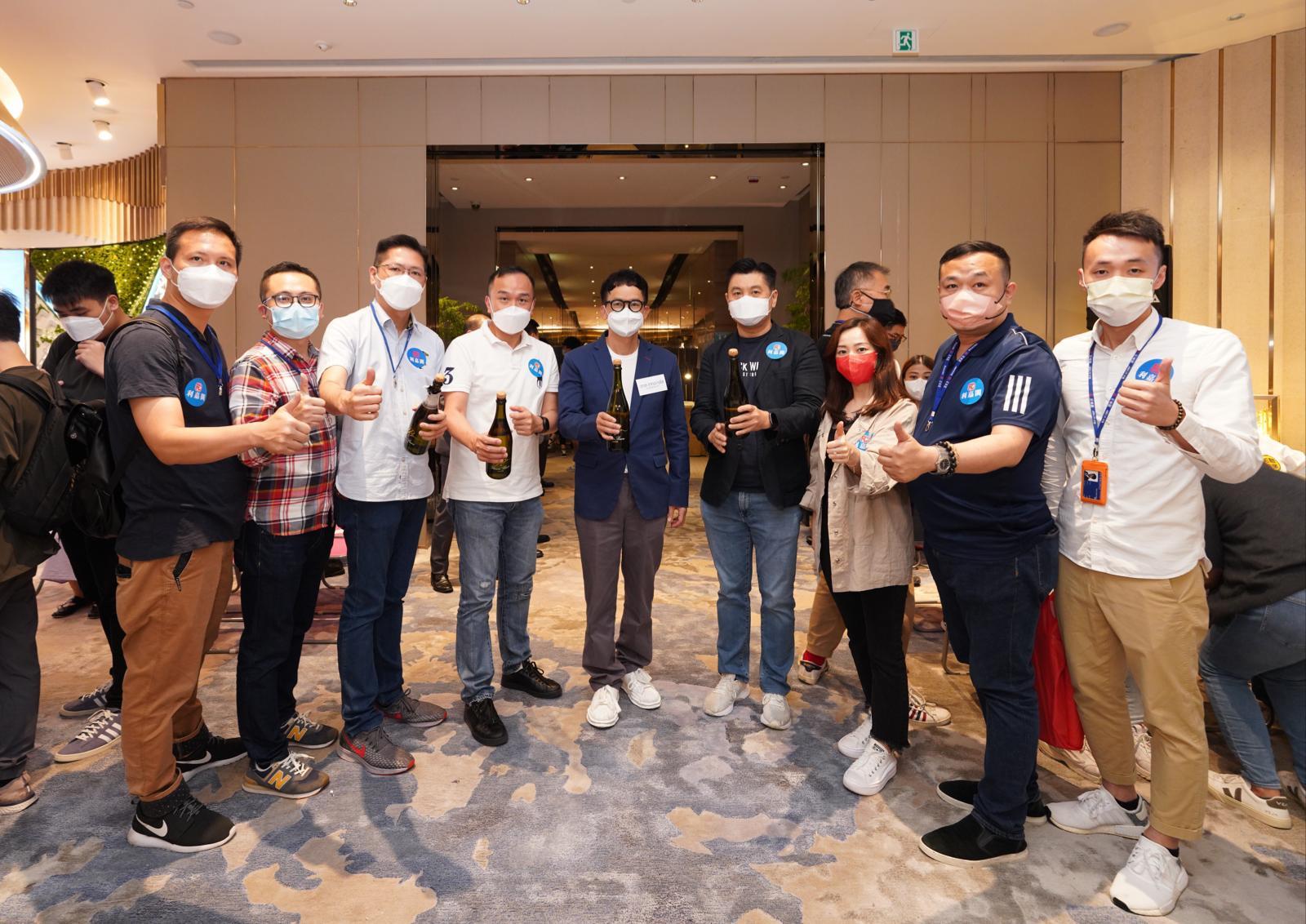預料ONE INNOVALE-Archway今日熱賣,利嘉閣地產一早預備香檳,與恒地林達民(中)一同舉杯祝捷。