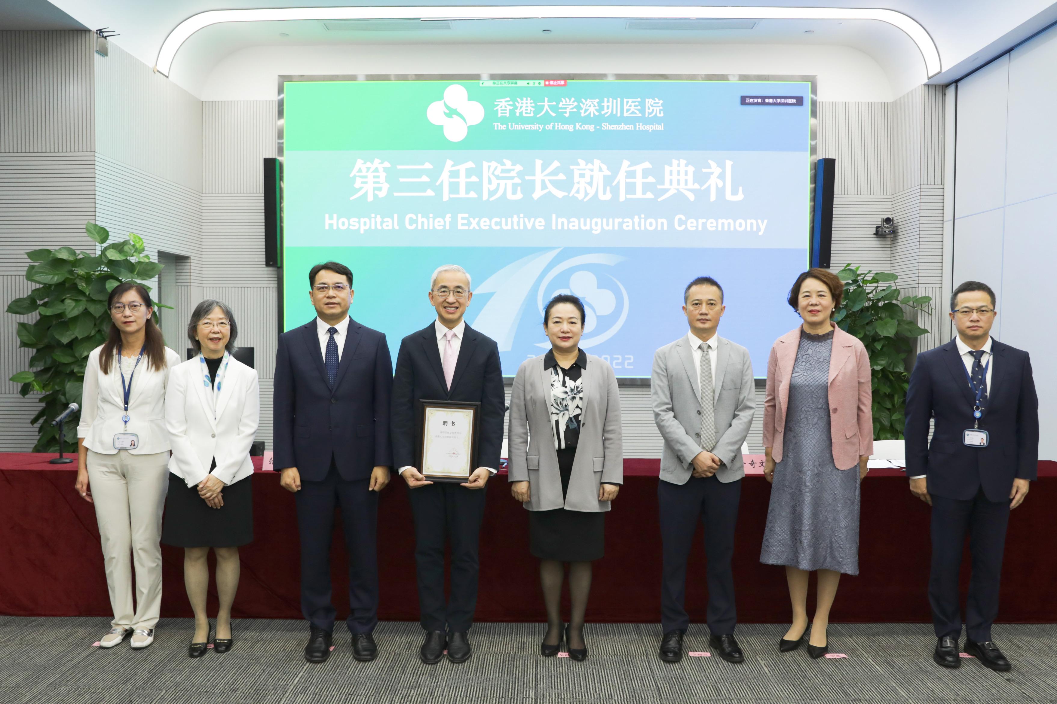 張文智(左四)教授接任港大深圳醫院院長。(港大深圳醫院圖片)