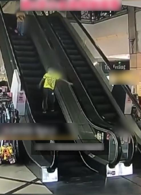 男童先落扶手電梯,身後是受害女童。(互聯網)