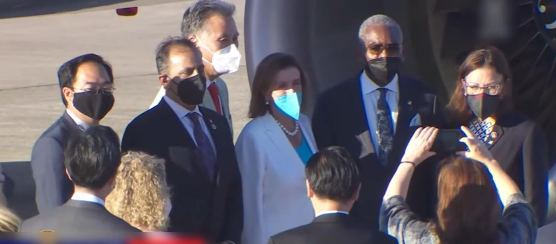 佩洛西與訪台議員合照。(直播截圖)