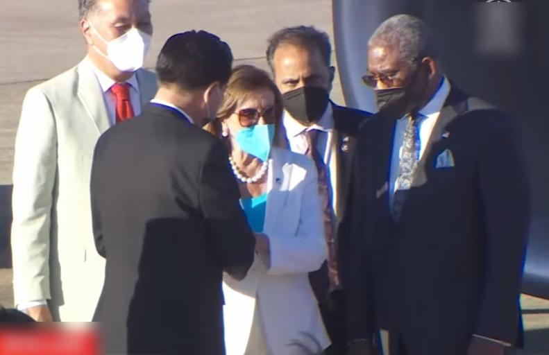 佩洛西與吳釗燮交談。(直播截圖)