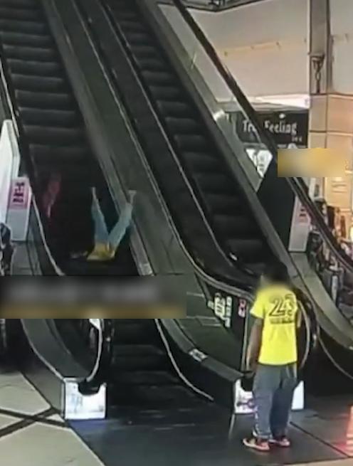 男童落扶手電梯後按緊急剎停掣,導致女童跌傷。(互聯網)