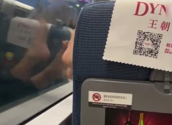 男童在高鐵上用腳不斷拍打車窗。(互聯網)