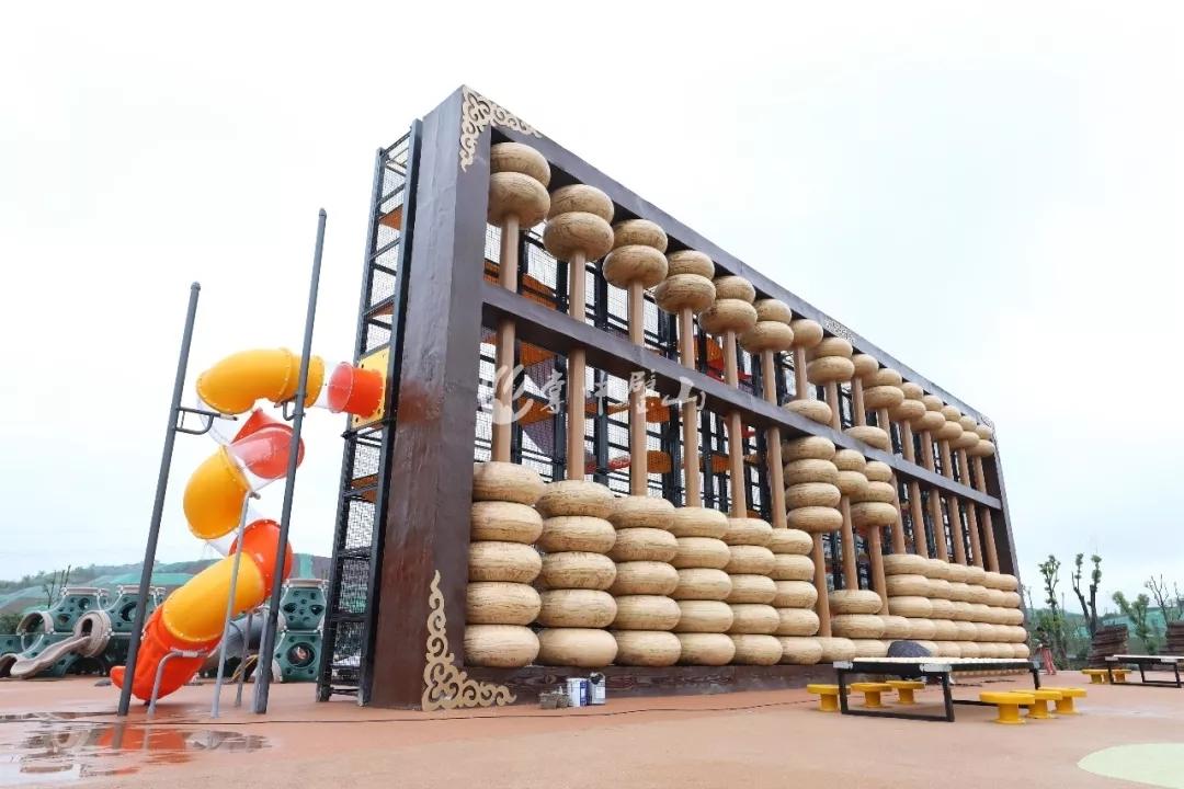 重慶楓香湖兒童公園有多款滑梯。(互聯網)