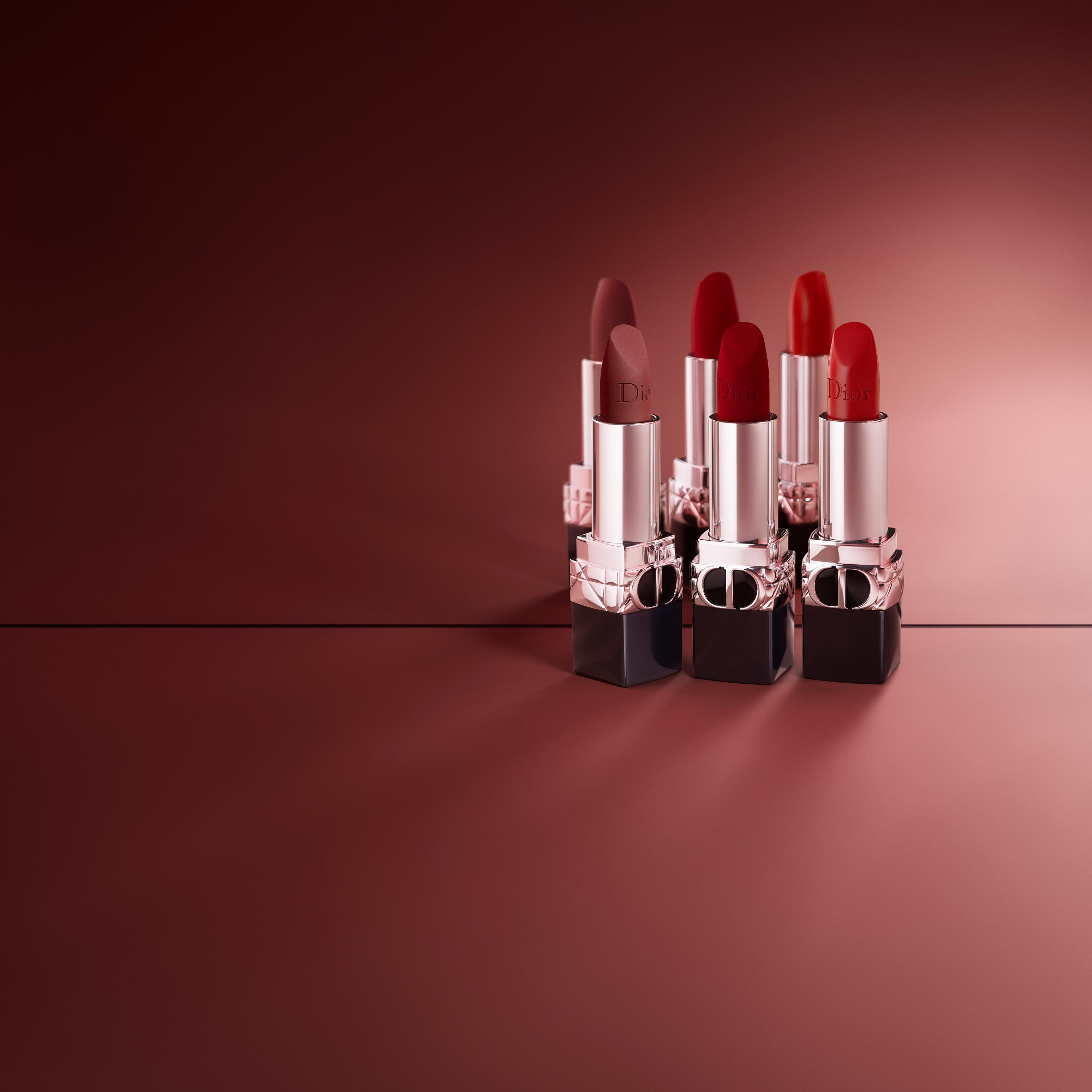 傲姿唇膏研配3款前所未見的紅調,包括明亮珊瑚紅色、奪目玫瑰木色及深紅色調,備有絲滑、啞緻及絲絨妝效。$350