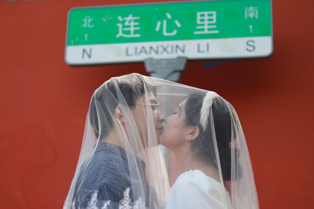 河南鄭州二七區民政局外的網紅街道「連心里」,成為一眾新人打卡熱點。(中新社)