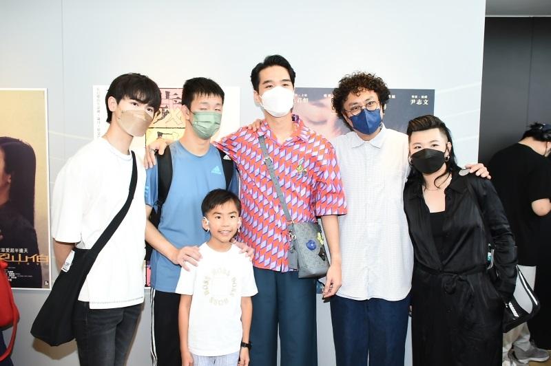 《闔家辣》導演和戲中3位兒子亦有到場支持吳君如。