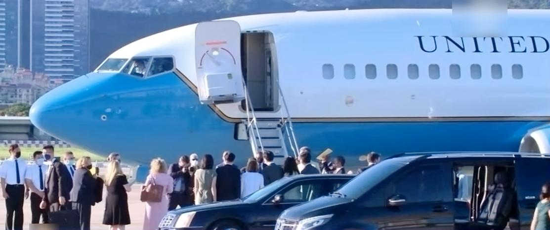 佩洛西乘專機離開台灣,轉往南韓。(直播截圖)