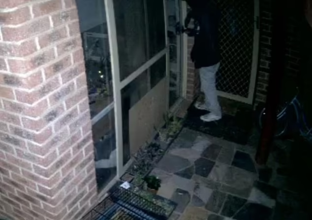 閉路電視拍到一名男子闖入女童的家。(互聯網)