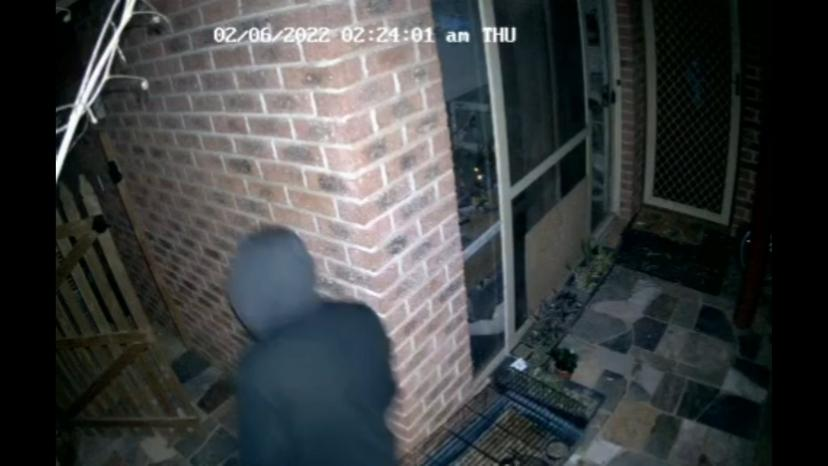 閉路電視拍到一名男子闖入女童的家。(互聯網)