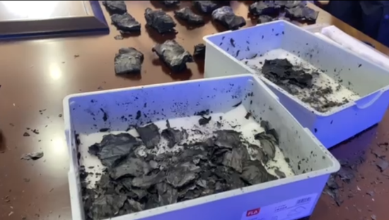 部分現金燒成灰,無法辨別。(互聯網)