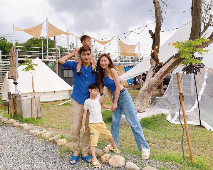 涉事網紅「Q尼」全家福。(Q尼IG)