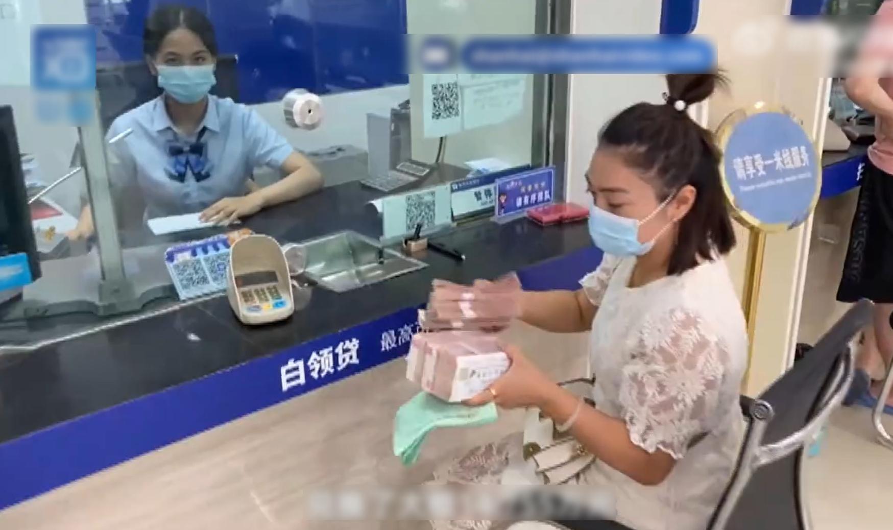 周女最終兌換到14.7萬元人民幣新鈔。(互聯網)