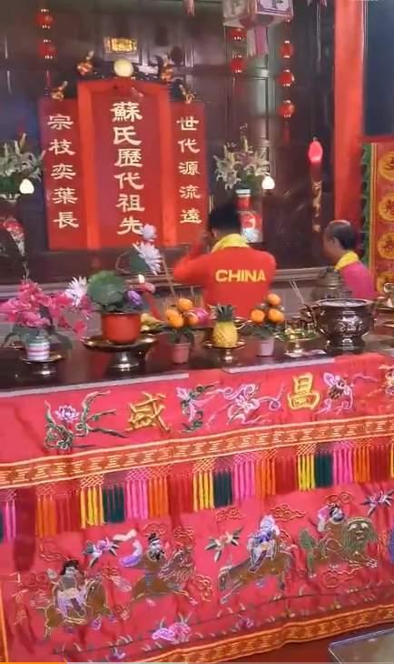 網上流傳蘇炳添去年在東京奧運打破百米短跑亞洲紀錄後,回蘇氏宗祠祭祖。(互聯網)