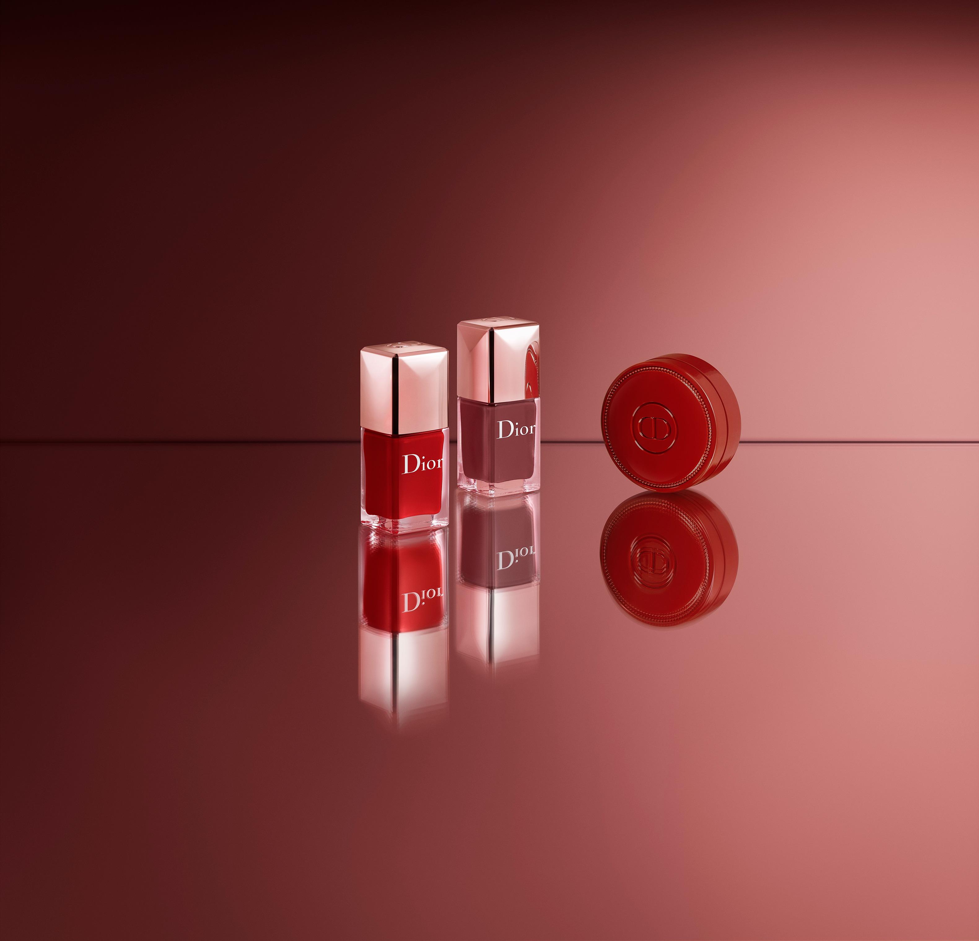 美妝甲油演繹變奏紅調,玫瑰木色及深紅色,呼應唇膏的限定新色。$220 指甲滋養乳霜(Dior en Rouge珍藏版) $235