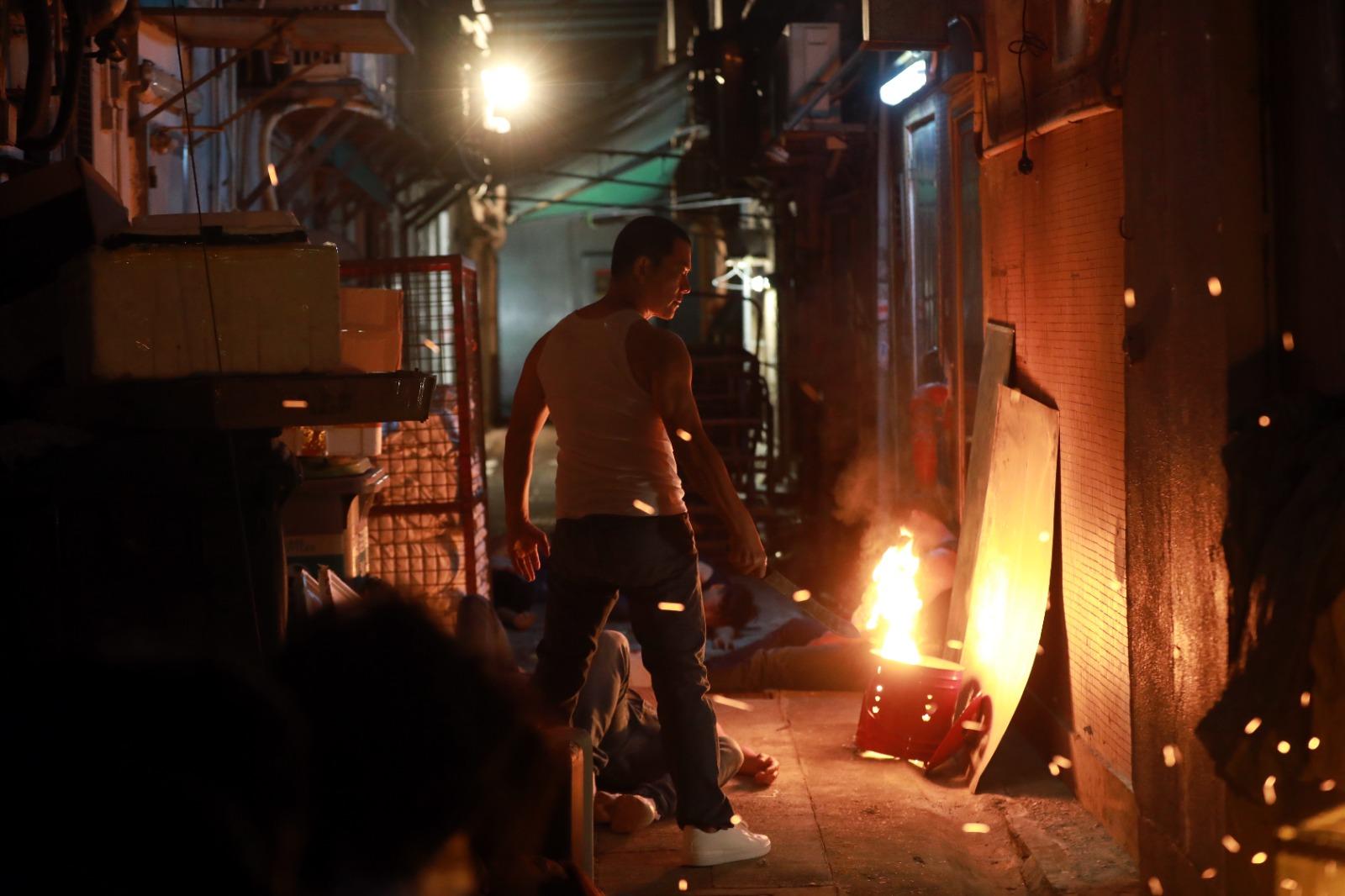 工作人員以燒焊器製造火花效果。