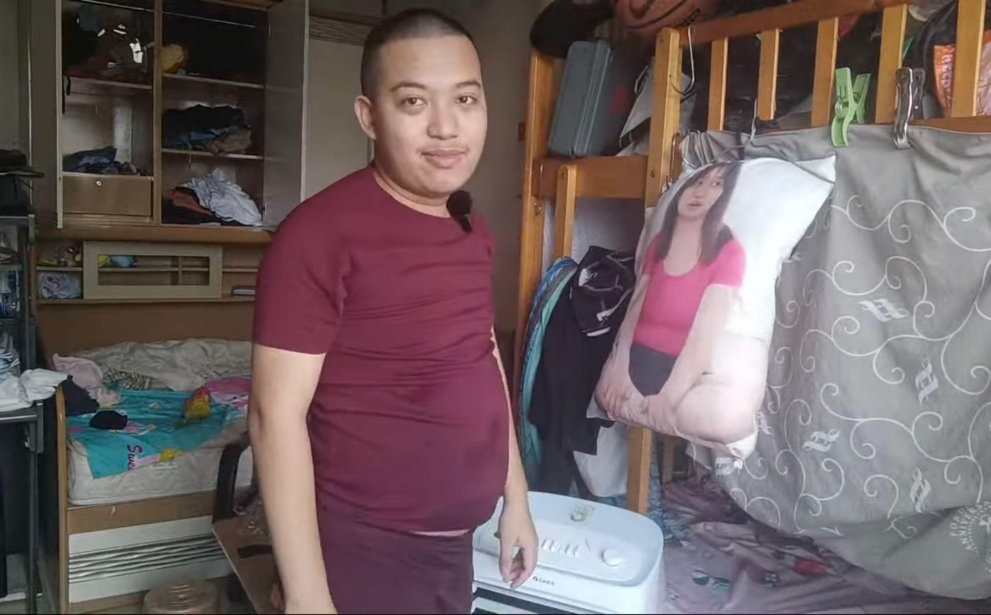 網民早前發現Kenny擁有阿儀攬枕。