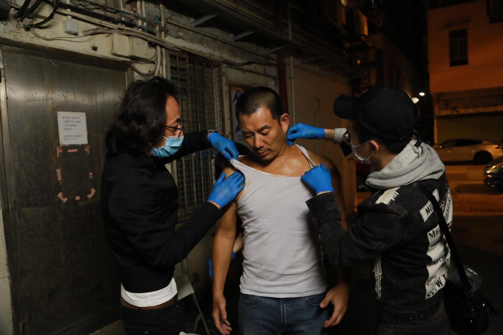 任賢齊為角色剪了平頭裝髮型,更穿起白色背心演出。