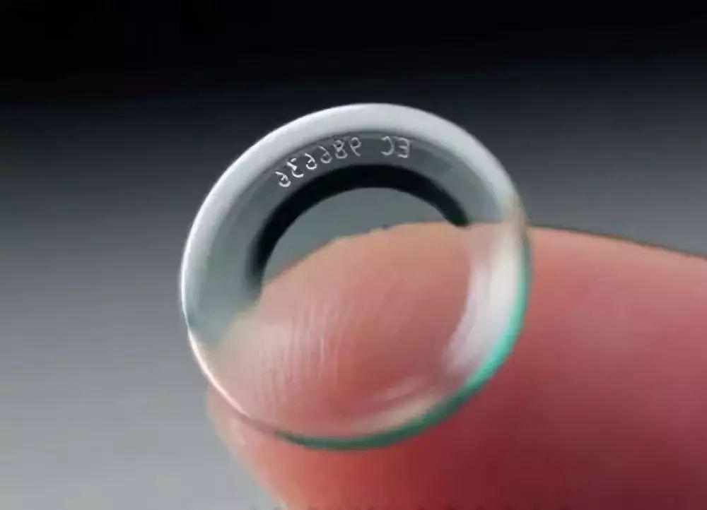 OK鏡需要長期及定時於晚上佩戴,令角膜中央部分變得平坦,光線重新聚焦到視網膜上,日間就可以看到清晰的影像。