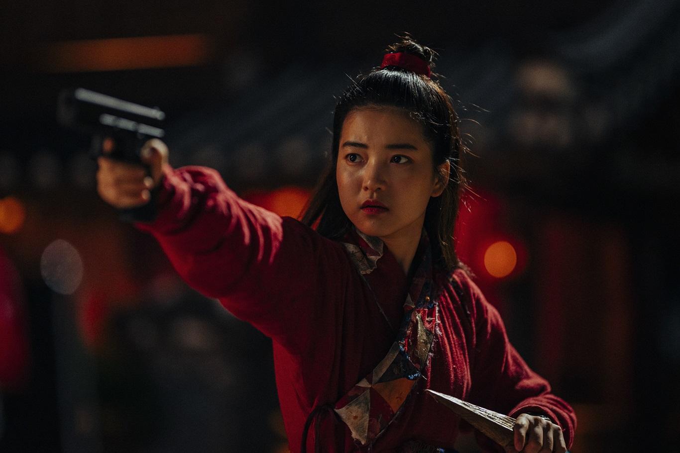 穿古裝拎手槍的金泰梨,在《祖宗膠戰外星人》被視為發射雷電的女子。