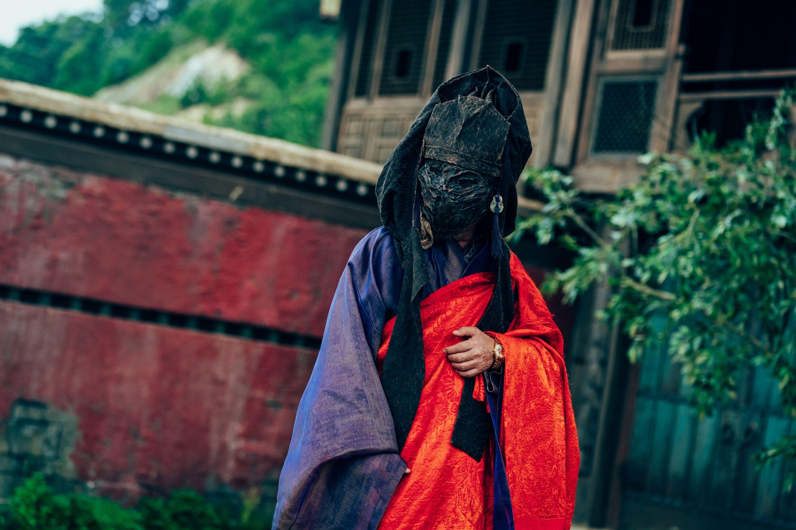 金義城演戴著面具的暗黑神秘人。