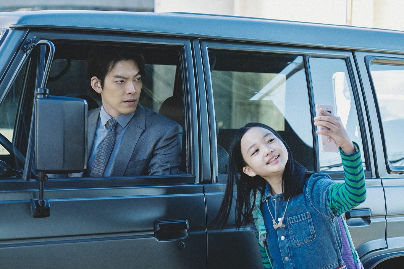 金宇彬在《祖宗膠戰外星人》裡,脫去外星人裝甲,是小女孩的父親。