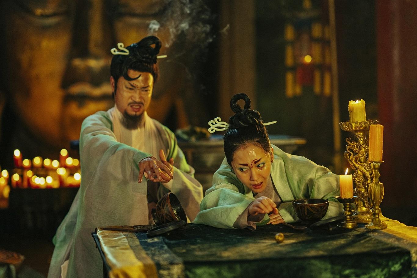 廉晶雅及趙祐鎮分飾兩位有強大法器的神仙黑舌和青雲,單看裝扮甚有昔日香港武俠片的影子。