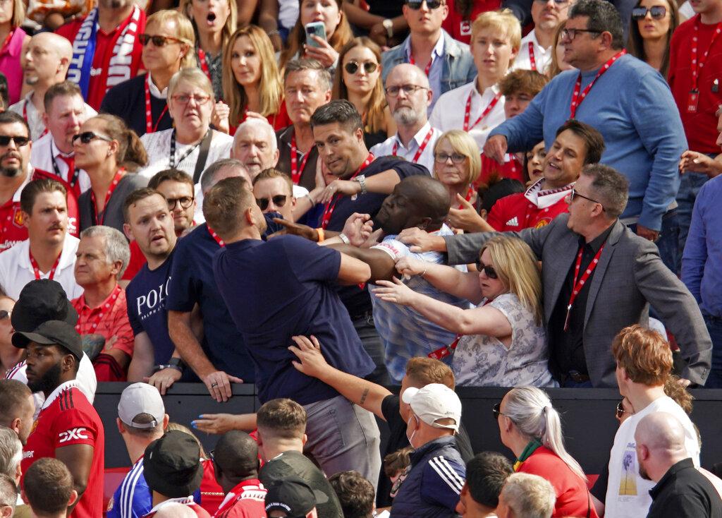 曼聯球迷在看台上打架。(美聯社)