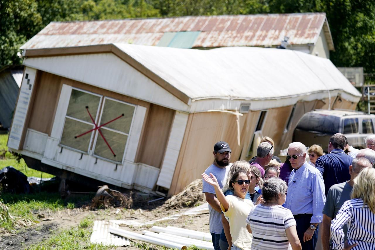 拜登到肯塔基州視察水災災情。(AP)