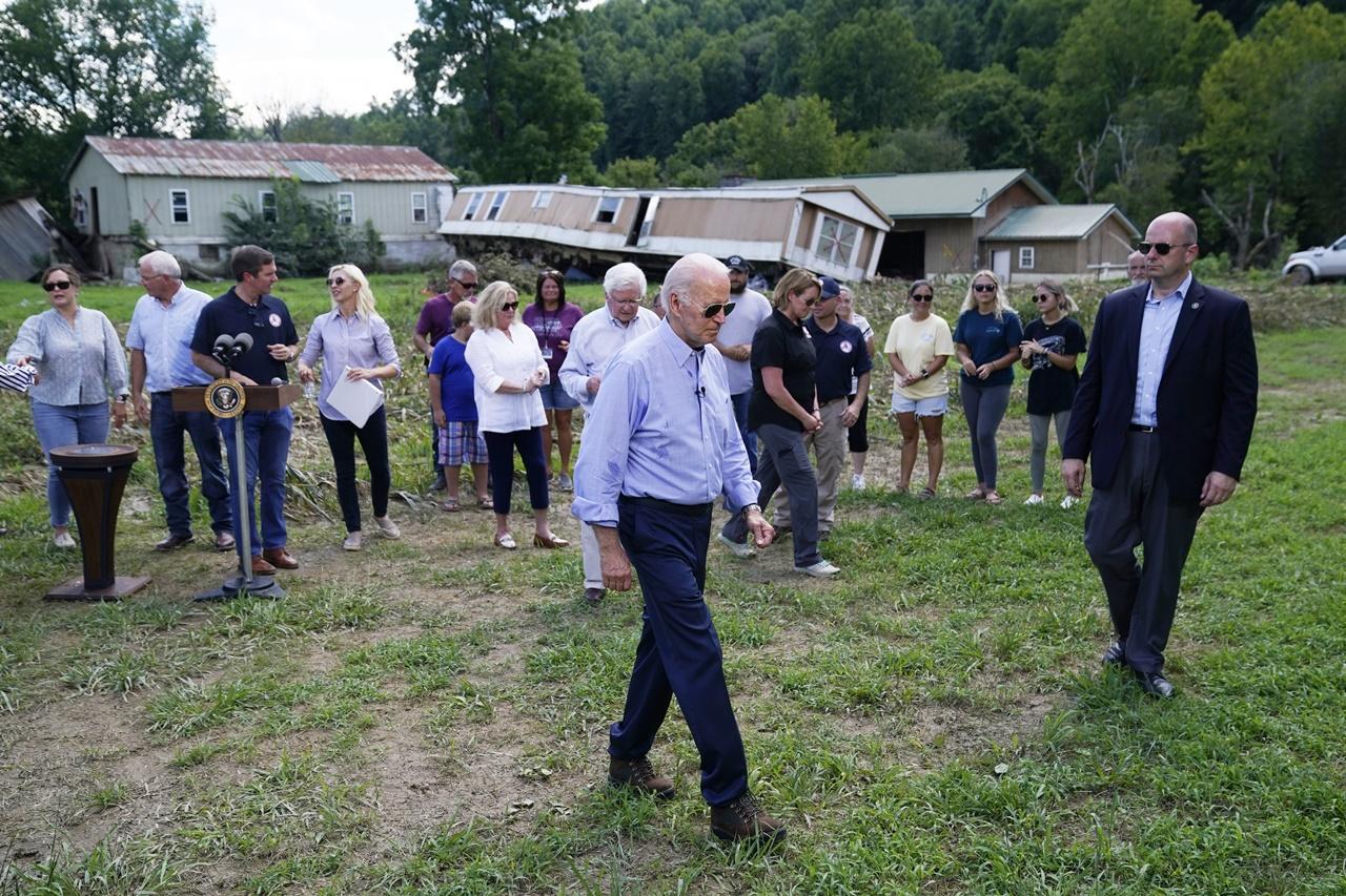 拜登到肯塔基州視察水災災情。(AP)