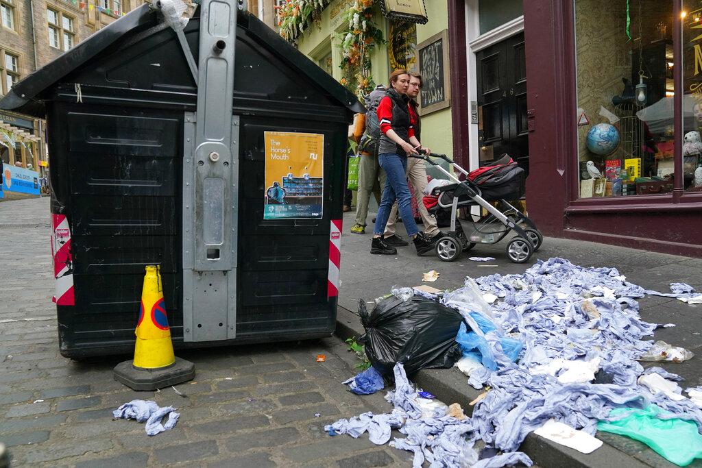 愛丁堡Grassmarket區隨地垃圾。(美聯社)