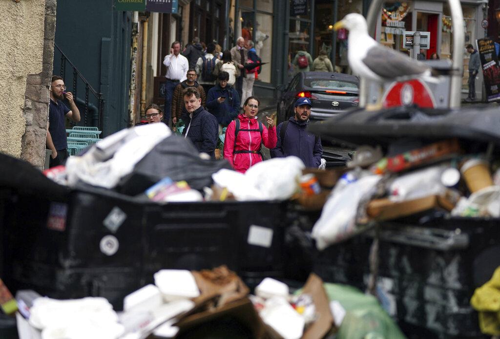 愛丁堡Grassmarket區垃圾場堆積。(美聯社)