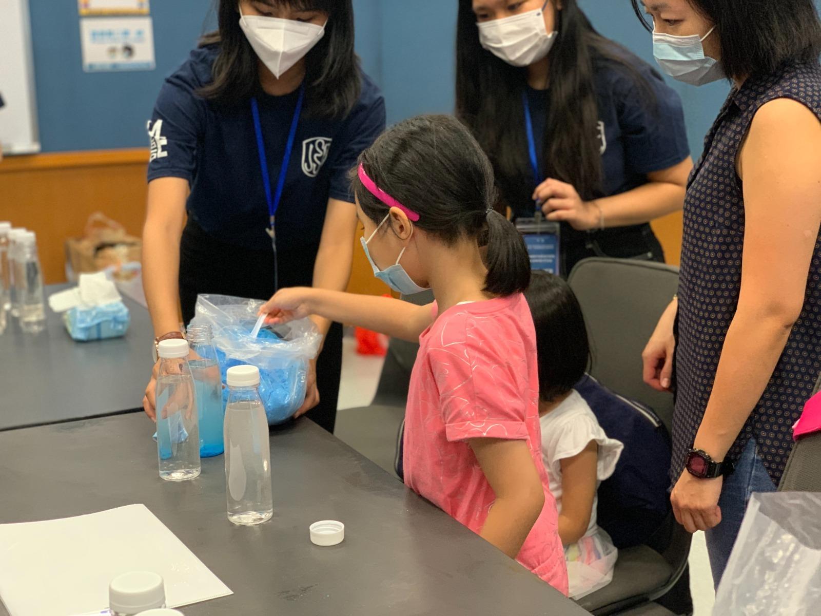 家長與子女一同創作後,可將製作的科學紀念品帶回家。