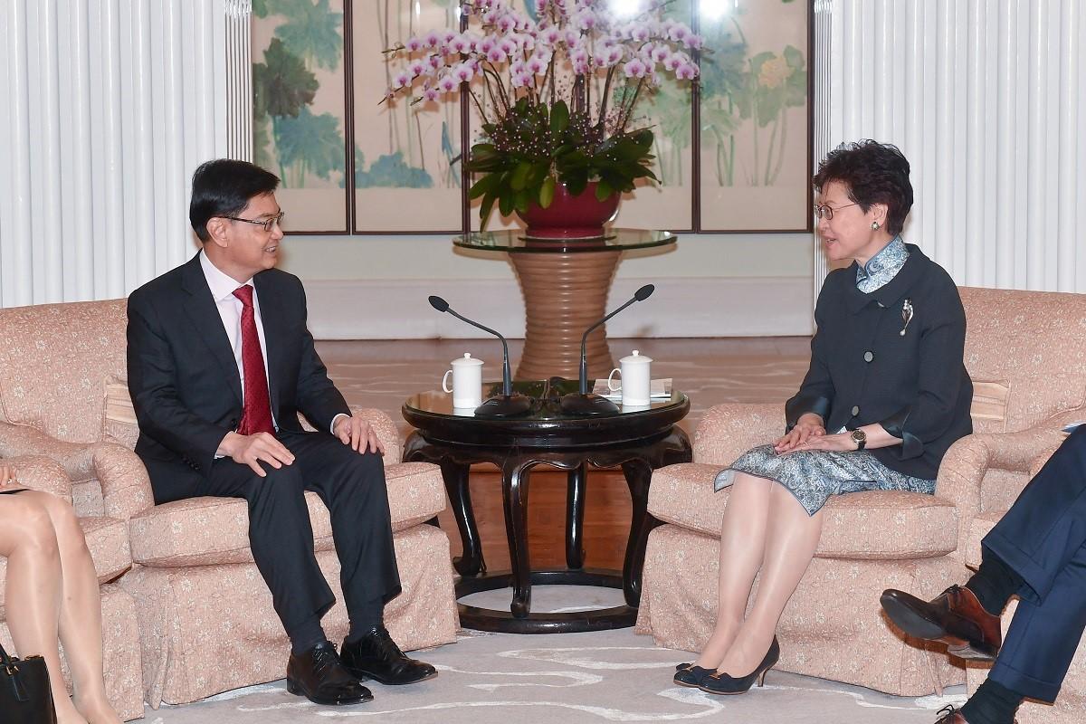 林鄭月娥(右)在2019年於禮賓府接待王瑞傑(左)。(資料圖片/政府新聞處)