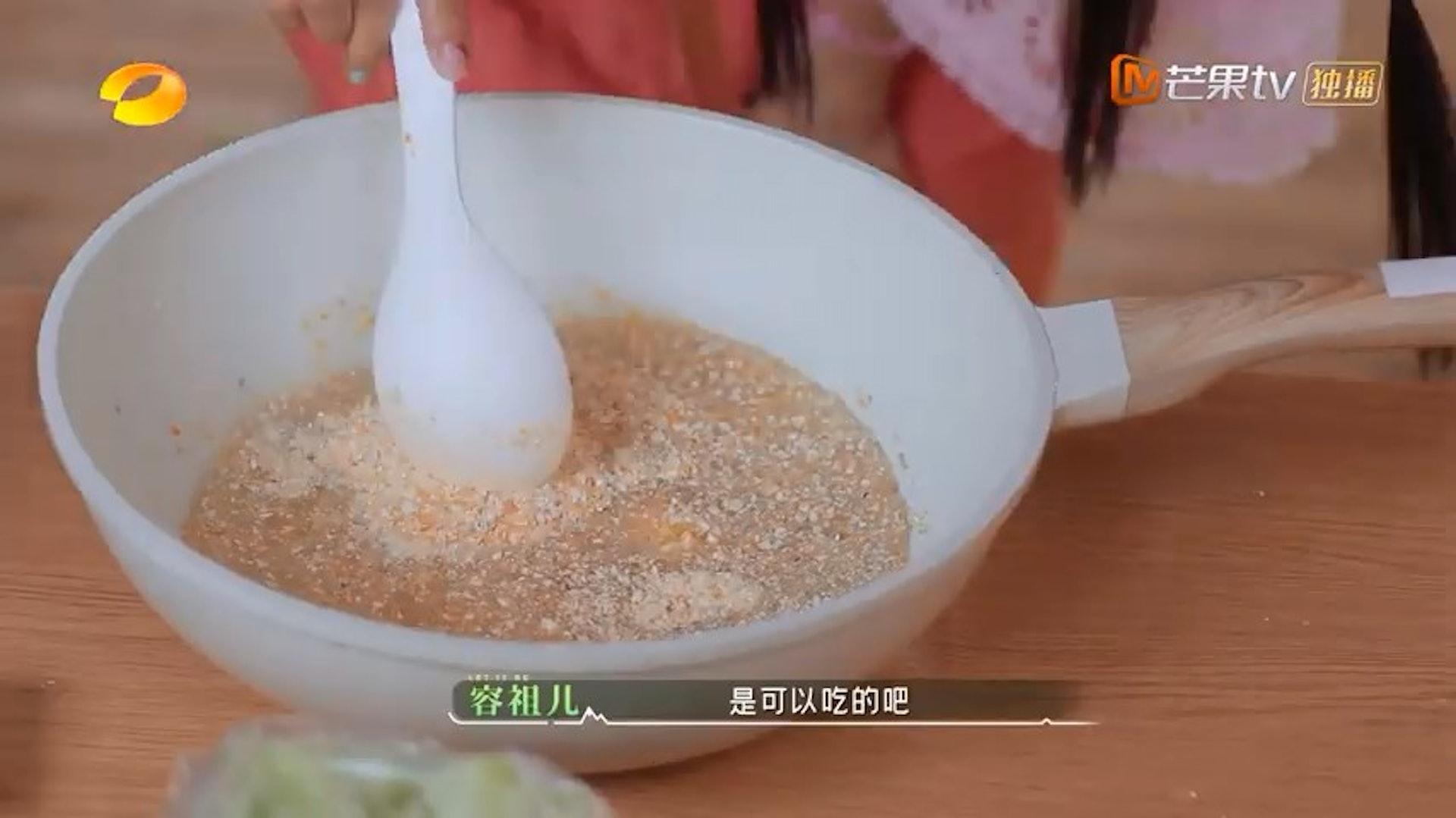 容祖兒在綜藝節目整豬糧餵小豬吃。