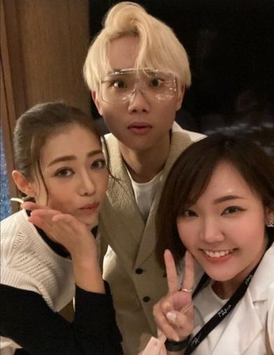 CY以金色波浪頭現身,相當搶鏡。