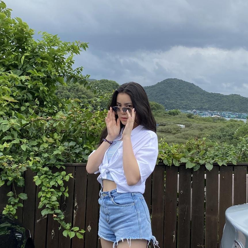 Chantel上載束起上衣露腰襯短褲相,大呷未準備好開學。