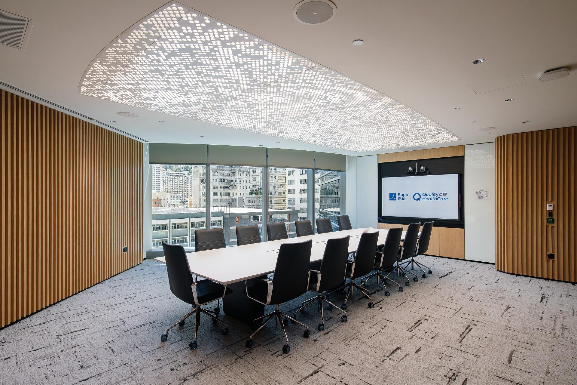 會議室 尖端科技和靈活的空間實現深度協作; 創造更流暢、高效和激發創意的工作體驗。