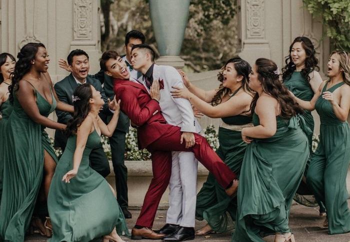 Dawn上載多張婚禮照片,跟另一半分別穿白色及酒紅色西裝行禮。