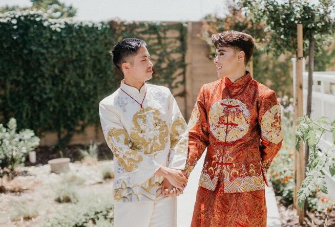 Dawn又着上中國風禮服,獲親友們送上祝福。