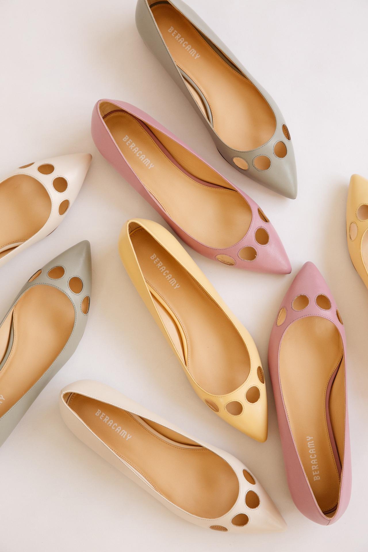 DIANNE Pointy Flats $1,580:尖形鞋頭配以鞋面的小圓孔鏤空設計,檸檬黃色和芋紫色令少女感大增。