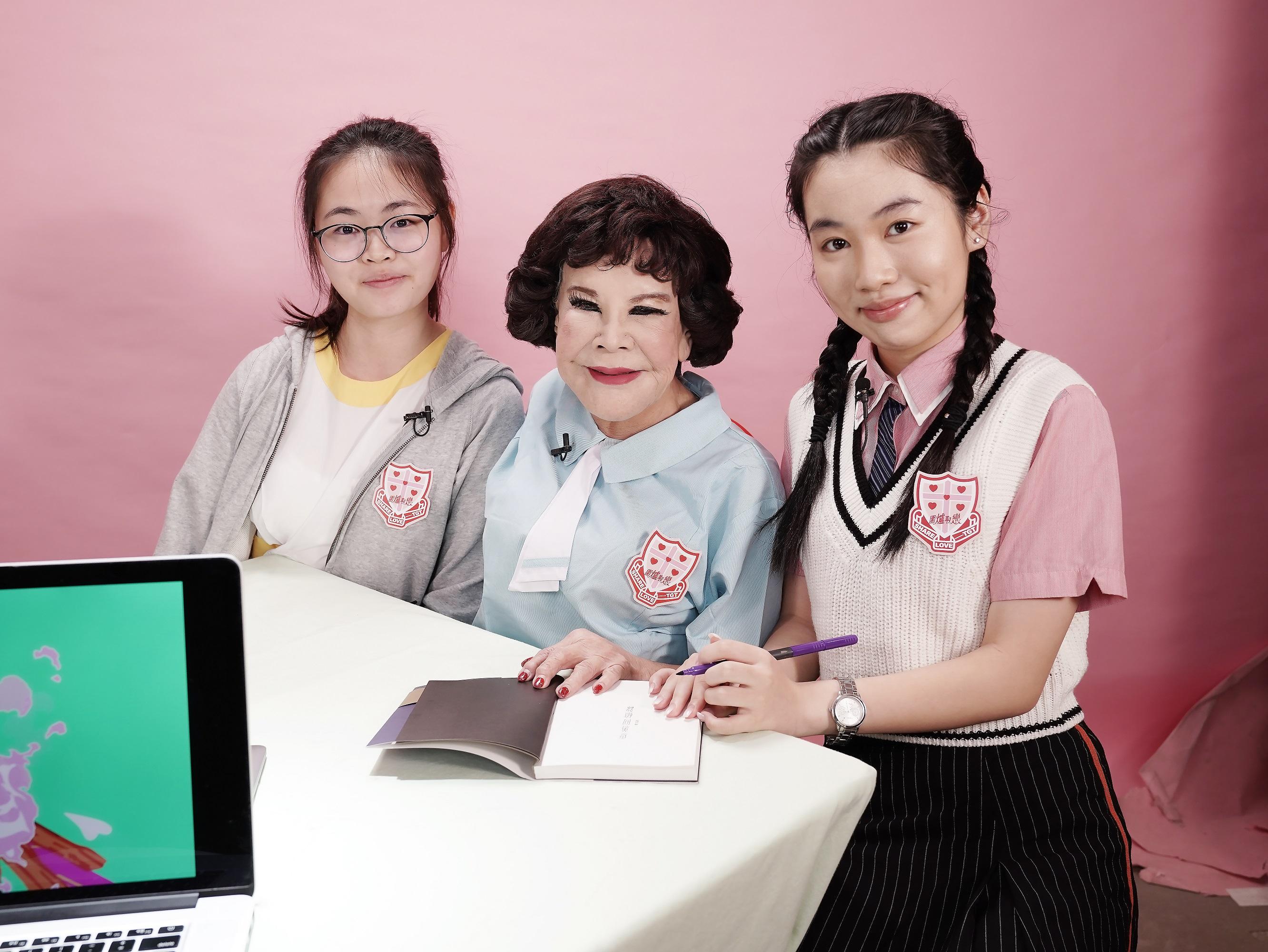 黃夏蕙與黎明旗下兩位16歲女新人Sophia(雅荍)、Apple一齊主持節目。