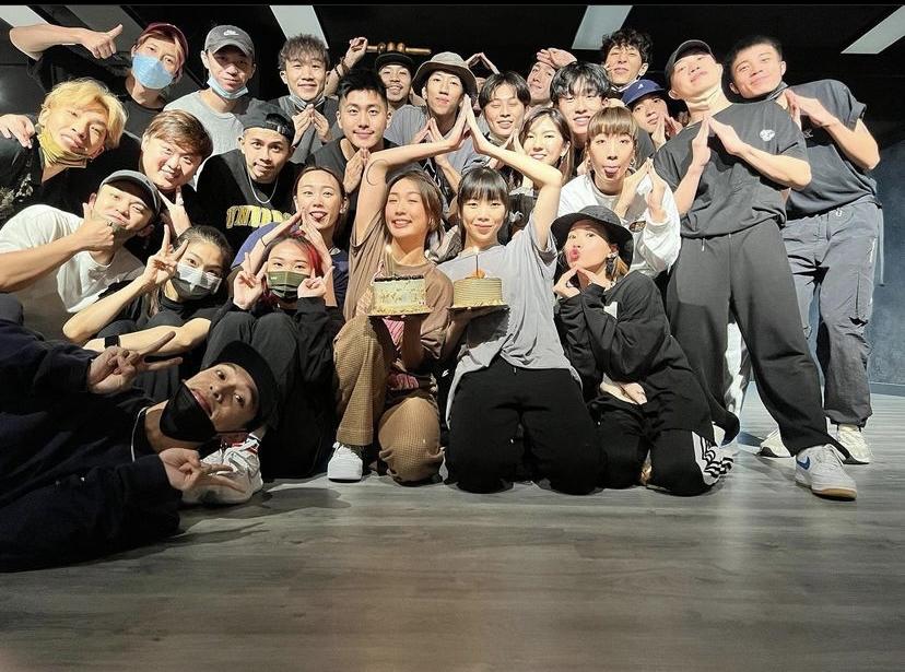 MIRROR演唱會的舞蹈員合照,相中亦見有份協助編舞ERROR隊長肥仔。