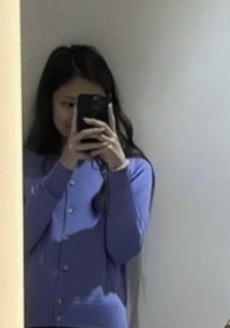 網民認得這位女子的飾物及手機殼與Jennie一樣。