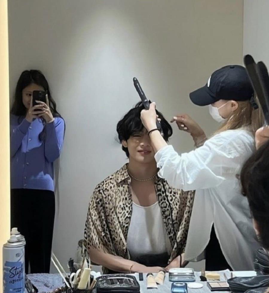 V與Jennie的同框照流出,再惹來網上熱話。