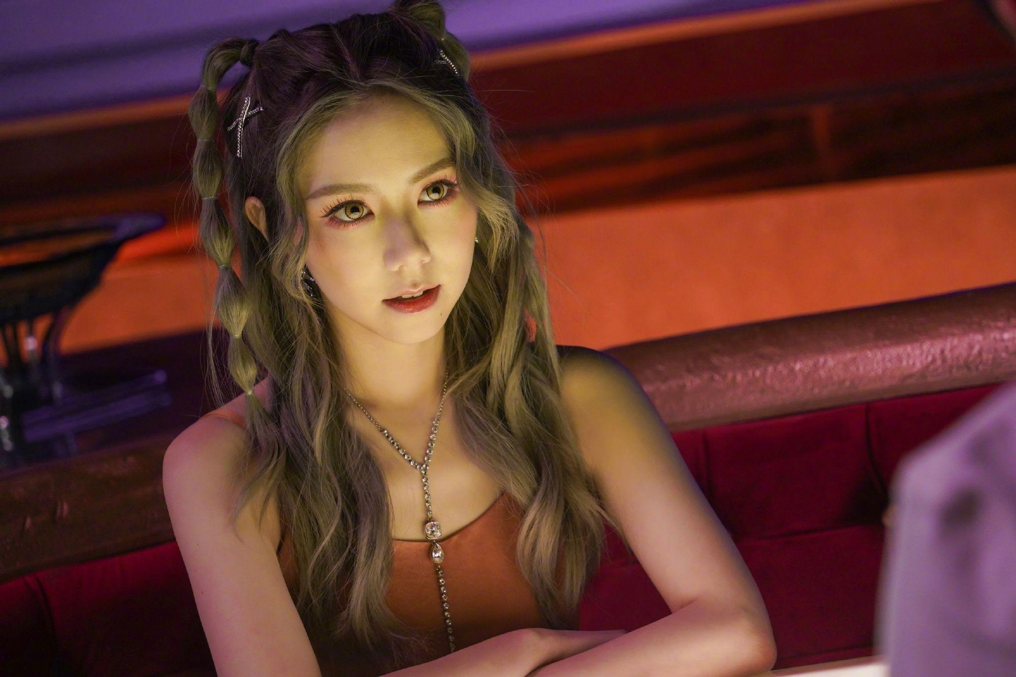 G.E.M.加入華納後推出全新專輯《啟示錄》。