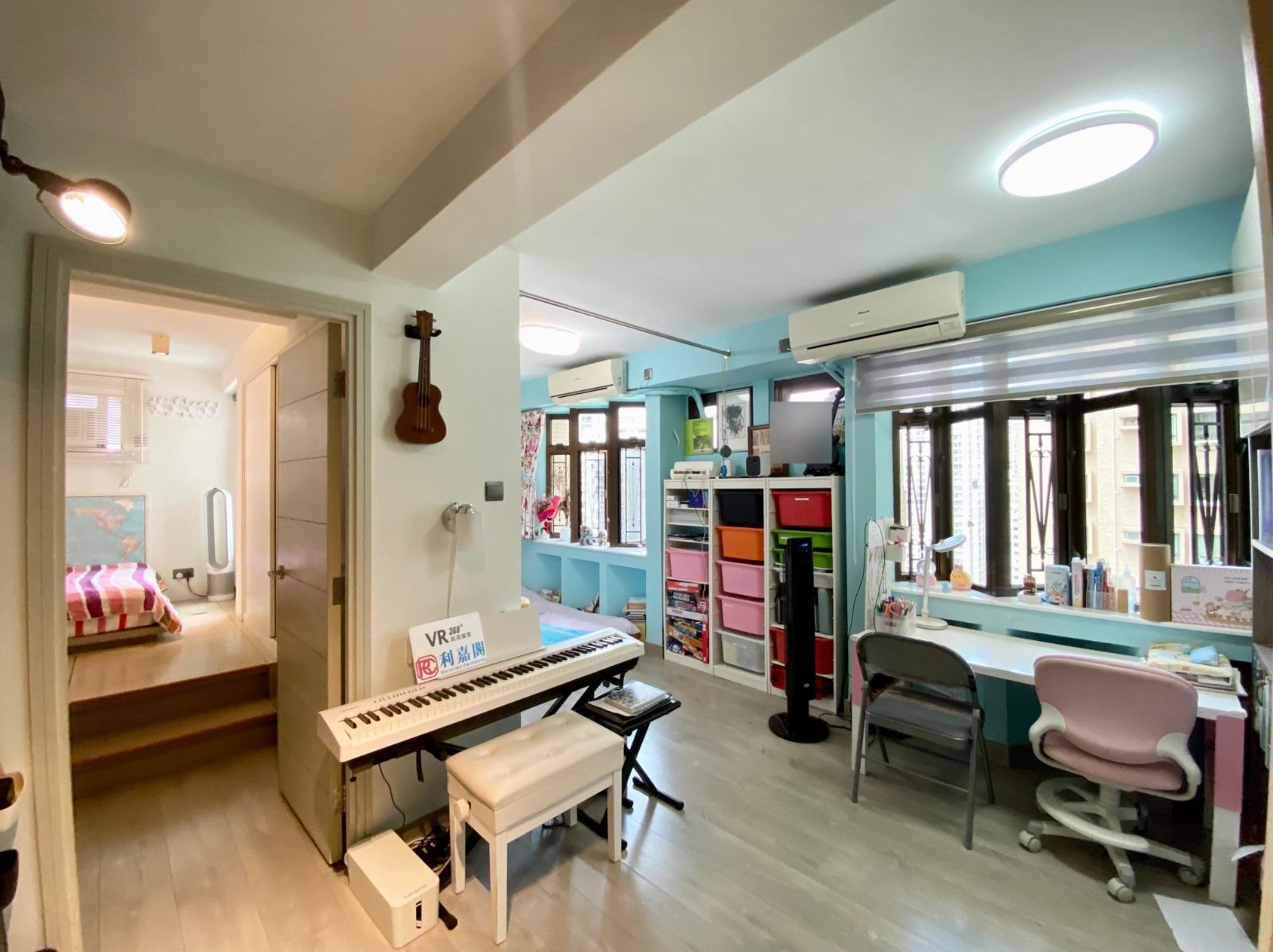 小朋友睡房連書房呈L型設計,粉藍色的牆身增添幾分童趣;主人房加設地台,收納空間大為提升。